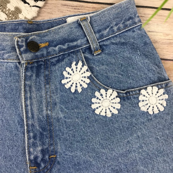 Vintage High Waisted Lace Mom Jean Shorts - Picture 3 of 5